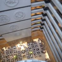 ホテル内部に大きな吹き抜けが。