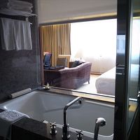 バスルームから部屋を見た風景