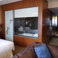 ベッドルームから入口、バスルームを見た様子。