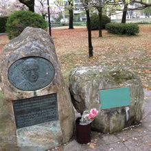 お隣の記念碑です