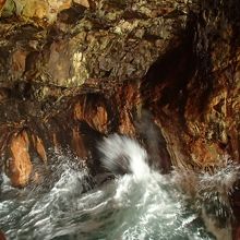 洞内で砕ける波。迫力満点