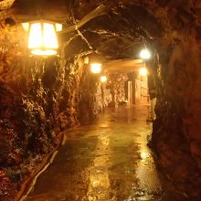 波をかぶって濡れる洞内