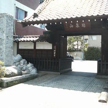 商店街の突き当りに立派な山門があります。