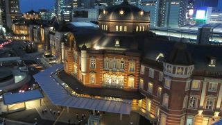 展望所からはすぐ前に東京駅が見えます。周りの高層ビルの夜景がきれいでした。