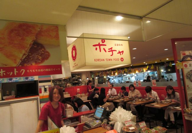 辛い韓国料理のランチプレートを