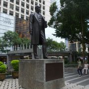 中環駅そばのビルの合間にある公園