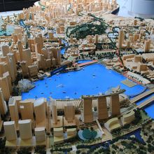 街の模型、手前がベイサンズ