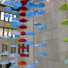 傘が宙に浮いています。