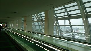 出発・到着のボーディングブリッジの位置によってはとてつもなく歩く