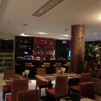 バー & レストラン