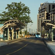 路面電車の駅のようなCedarland VIVAバス停