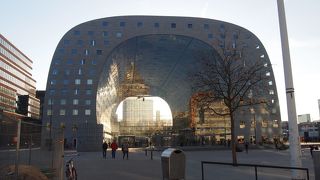 大きな天井画が描かれている市場　Markt Hal