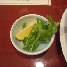 パクチーとレモンが別盛できた