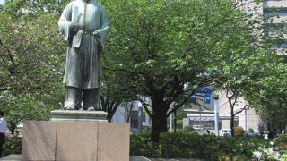 竹橋駅２番出口そばにあります 