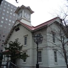 ひっそりと建っています