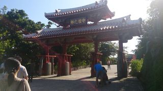 ２０００円札の絵柄です