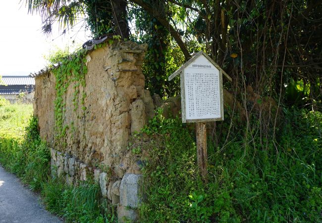 ボロボロに崩れかけた土塀が残るだけですが