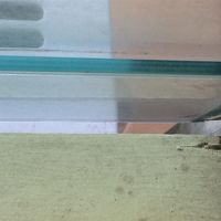 部屋の窓は隙間があり、車の音がかなりうるさく眠れません。