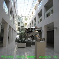 吹き抜けの明るい建物