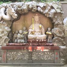 神社の中央にお座りになった方です。