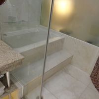 大理石張りで、バス自体は深くつかることができました。