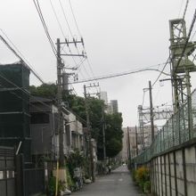 京浜急行沿いにあります