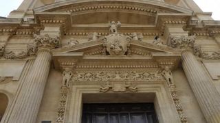 古代ローマ円形闘技場の前に立つ優雅な教会♪