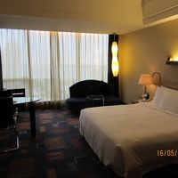 広々した部屋、ベッドはキングサイズ