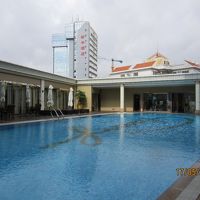 プールと奥にあるジム