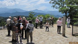 人が多い高尾山も、コースと時期を選べば快適なハイキングは楽しめます。