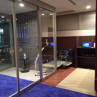 パソコンが入り口の近くにあります。