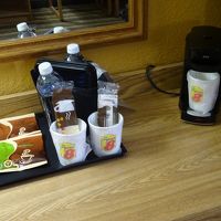 ミネラルウォーターとコーヒーが用意されてます。もちろん無料。