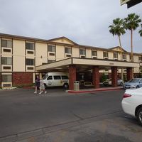 ホテル前は駐車場になっています。