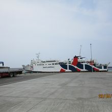 香深港フェリーターミナルに入港する大型客船