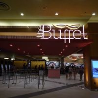 画面向かって左側に自動券売機があります。