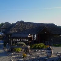 池のそばのレストラン・バー。夜はライトアップされます。