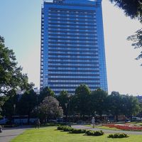 ホテルの前に公園有り、また古い教会も近くに散在。