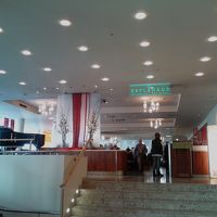 フロント、客の出入りが多くガサガサした感じ。