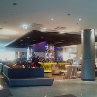 フロントの前のバー、夜はピアノ演奏あり。