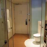 トイレとシャワールーム(左手)