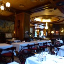 奥の大きな壁画の端っこにムンクが描かれているらしい