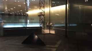 赤いモニュメント