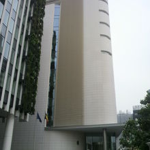 左側は、二番町センタービル、奥側が大使館の建物です。