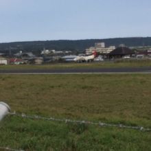 空港臨海公園からみた喜界空港滑走路。