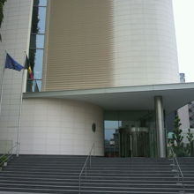 大使館の建物の入口玄関です。左側に国旗が掲揚されています。