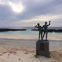 平和をモチーフとした銅像（確か）とスギラビーチ。