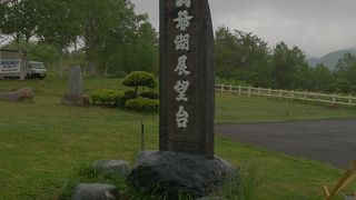 北国の湖だけに遠くから見ると黒い