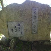 川沿いに立つ親子の句碑。