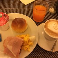 朝食用レストランは、お隣のスターホテルズエコーよりも狭い感じ