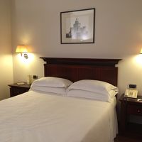 ぶらウン系でまとまった清潔な室内